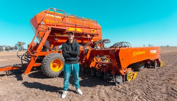 Antes de dar la lista para el Mundial, Scaloni estuvo en el campo y hasta terminó tirado viendo la siembra: "Vino para liberarse un poco del estrés, demostró que sabe mucho"