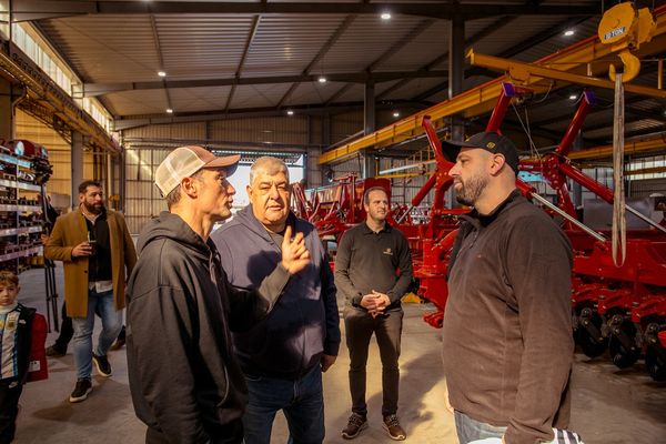 scaloni en la visita a super walter