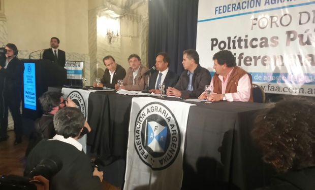 Scioli ante los productores federados exponiendo sus ideas