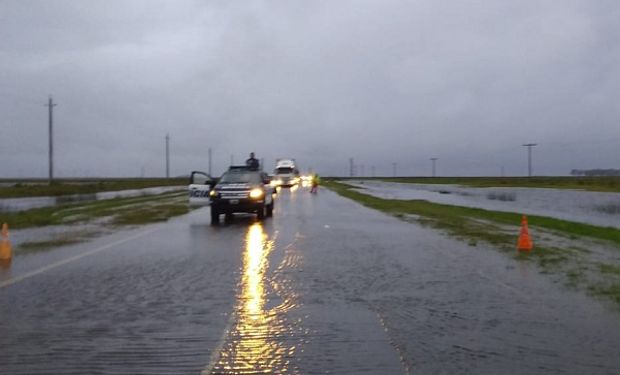 Cortan ruta nacional 7 por el desborde de la laguna "La Picasa"