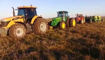 Una imagen que resume la campaña: fila de tractores para sacar una sembradora