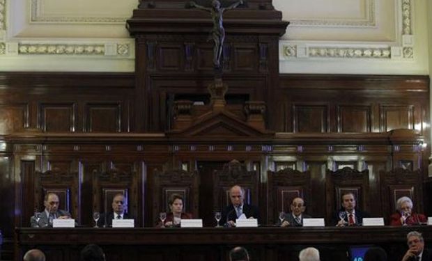 La Corte puso en aprietos a los representantes del Gobierno y de Clarín