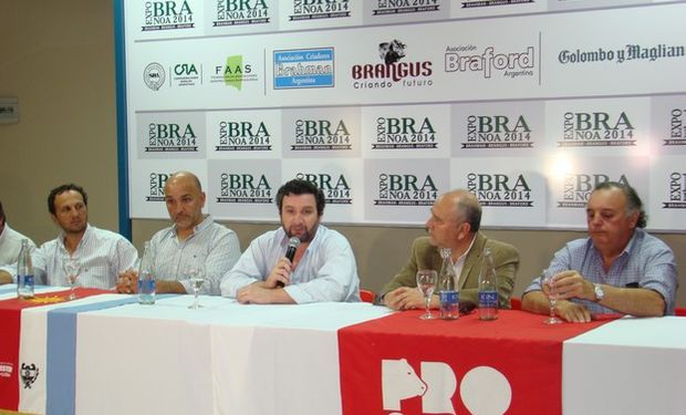 (IZQ-DER) Ing. Ariel Herrero, representante de FAAS y presidente de la Sociedad Rural de Quimilí - Juan Zeman, en representación de las razas Brahman y Braford - Rubén Giorgi, subsecretario de Producción, Recursos Naturales, Forestación y Tierras de Sgo. Del Estero - Jorge Sedelli, director de la Asociación Argentina de Brangus - Eduardo Molejón de Colombo & Magliano.