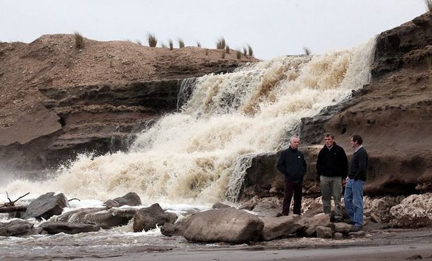 Balsategui, Heiland y Pailhe, en Necochea, frente a un canal que desagota el agua de la inundación. Foto: LA NACION