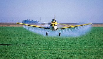 Agroquímicos: documento oficial recomienda zonas de amortiguamiento de 100 y 200 metros para aplicaciones