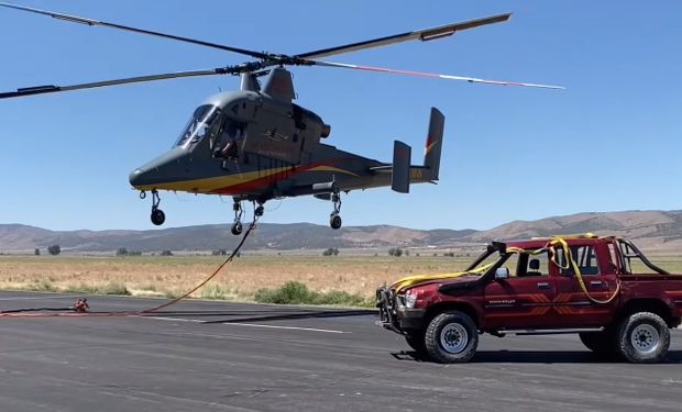 Test insólito: tiraron una Hilux desde 3000 metros de altura