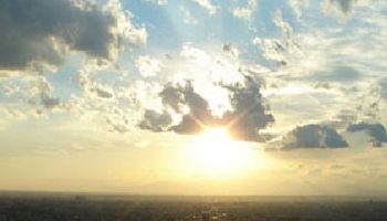 Cielo algo a parcialmente nublado