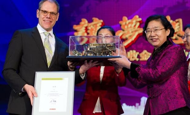 El Dr. Henry Puhl , miembro del Consejo Ejecutivo del Grupo CLAAS y CEO de CLAAS Jinyee Agri – cultura Machinery Co. Ltd, presenta a Jinying Ma , Directora General de CLAAS Jinyee Agricultura Machinery Co. Ltd., con una cosechadora de oro simbólica.