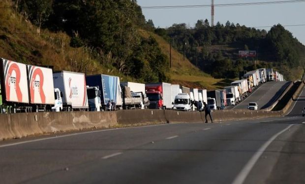 Brasil: los anuncios del Gobierno no contentaron a los camioneros, que mantienen la protesta sobre varios estados.