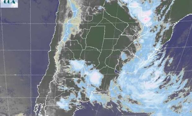 La jornada de hoy amaneció con una disminución de las coberturas nubosas en la franja central, las cuales alternarán con sol por sectores durante el resto del día.