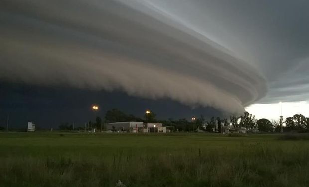 Rige un alerta por tormentas fuertes sobre regiones del centro.