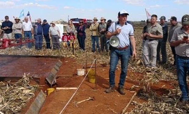 El INTA realizó una jornada a campo para mostrar la tecnología de la siembra directa y la maquinaria argentina.