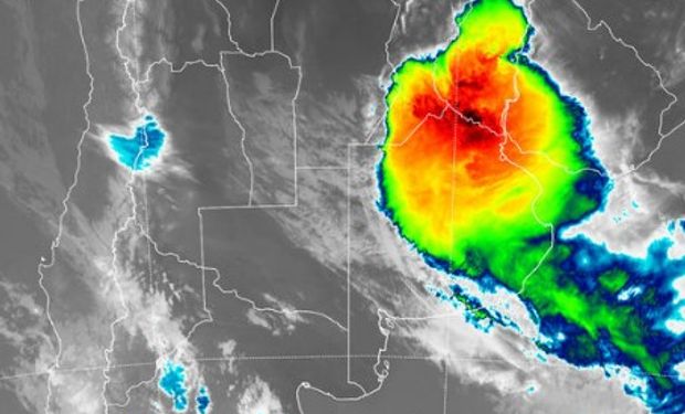 En el recorte de imagen satelital puede apreciarse el epicentro donde se están generando las tormentas de mayor desarrollo vertical de la nubosidad.