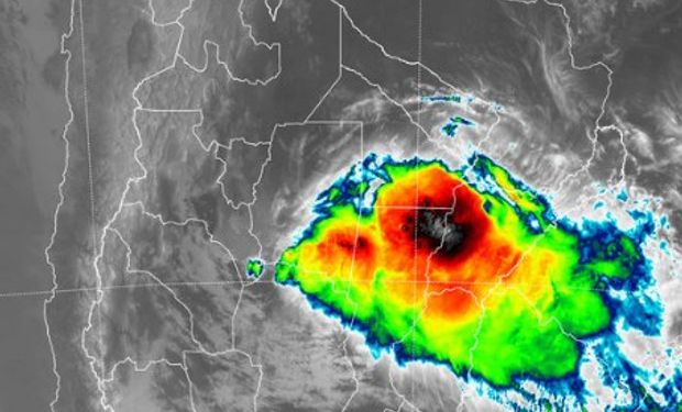 En el recorte de imagen satelital se observa el despliegue de celdas de tormentas que se anidan desde el sur sudeste de Santiago del Estero.