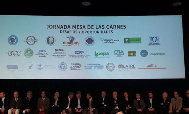 El anfitrión de la megamuestra, Luis Etchevehere, el ministerio de Agroindustria, Ricardo Buryaile y el coordinador de la Mesa, Luis Lacroze inauguraron la jornada.