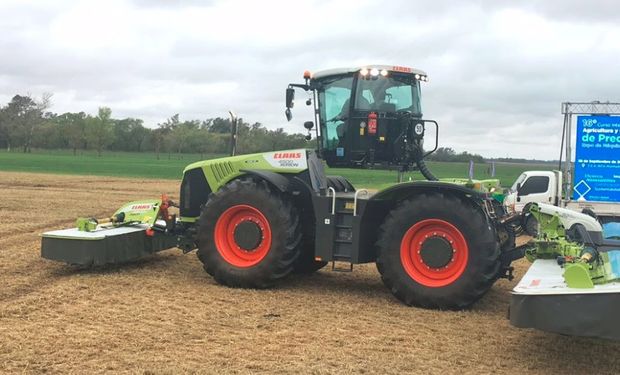 CLAAS Argentina presentó el sistema ISOBUS en su tractor XERION 4500 equipado con una segadora DISCO 1100 de 10,70 metros de ancho de trabajo y pliegue vertical.