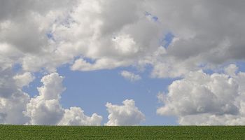 Cielo algo nublado con lluvias aisladas