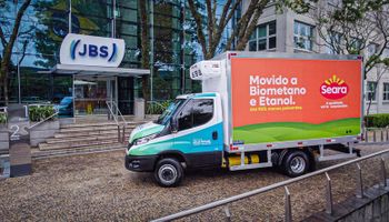 Caminhão multifuel de baixa emissão marca parceria da Seara