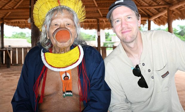 O piloto também interagiu com as crianças Kayapó e compartilhou diversos momentos com o Cacique Megaron Txucarramãe. (Foto - site oficial Vettel)