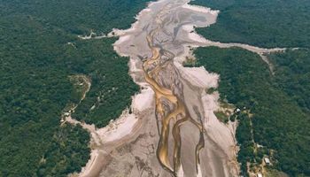 Rio Negro registra nível mais baixo da história nesta segunda-feira