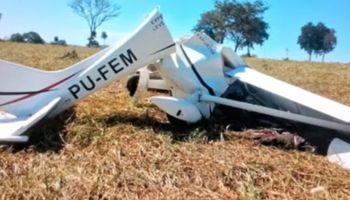 Avião cai após decolagem, se parte ao meio e mata dois em Mato Grosso 