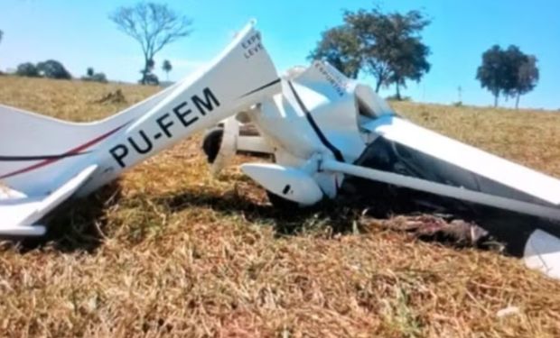 Avião cai após decolagem, se parte ao meio e mata dois em Mato Grosso 