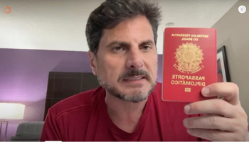 PF recebe senador Marcos do Val no aeroporto com tornozeleira