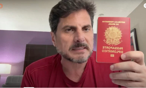 PF recebe senador Marcos do Val no aeroporto com tornozeleira