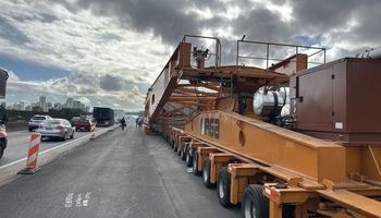 Transformador gigante trafega pela Dutra em operação logística