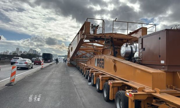 Transformador gigante trafega pela Dutra em operação logística
