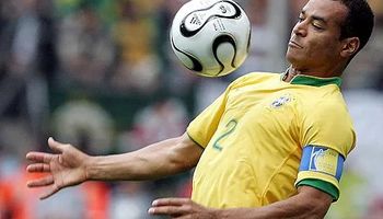 JCB escala Cafu para conquistar produtores durante a Copa  