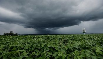 Frente fria avança pelo Brasil e ciclone provoca alerta para temporais no Sul