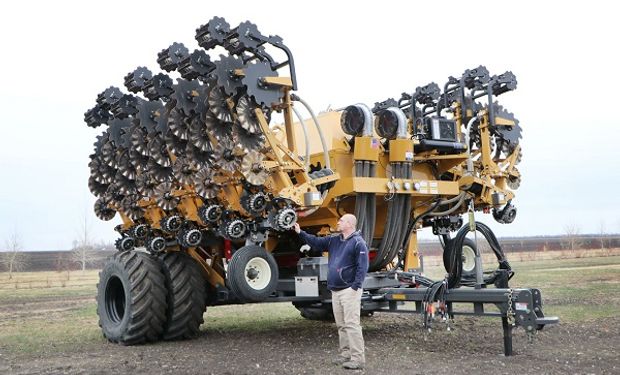 No existe en Argentina: la particular sembradora que se usó para batir el récord mundial de rinde en maíz