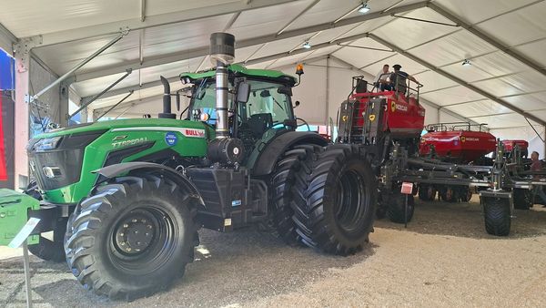 sembradora y tractyor bull