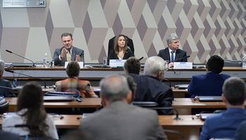 Ministros "sobem o tom" contra invasões, mas defendem reforma agrária