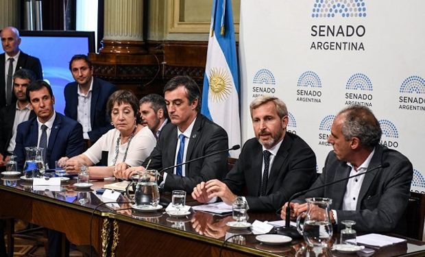 El ministro del interior, Rogelio Frigerio junto a la comisión de Presupuesto y Hacienda.