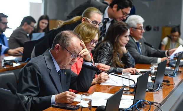 Os senadores Zequinha Marinho (E) e Astronauta Marcos Pontes (D) são autores do requerimento para o debate. (Foto: Roque de Sá/Ag. Senado)