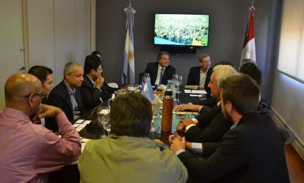 Los ministros Sergio Busso y Roberto Avalle recibieron a la delegación extranjera interesada en el comercio de granos y legumbres.