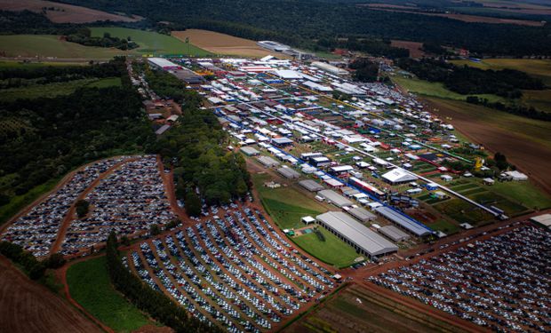 Estacionamento do parque do Show Rural teve todas as 17 mil vagas de estacionamento ocupadas. (foto - Coopavel)