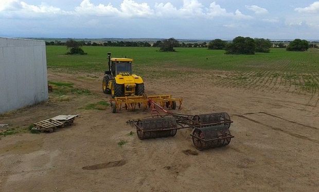 En Monte Ralo, Córdoba, un equipo con cincel modificado, rastra y rolo rumbo a un lote con años de siembra directa. Foto: Familia Brouard