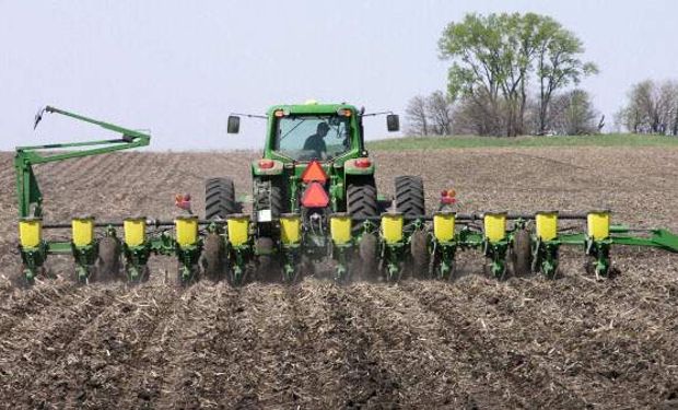 Subas para el maíz por demoras en el tramo final de la siembra en Estados Unidos