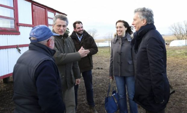 Macri junto a un productor de trigo en Tandil.