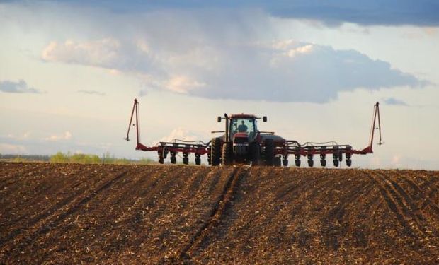 Mientras que en la Argentina avanza la cosecha de soja, en Estados Unidos recién comienza la siembra que viene un poco demorada.