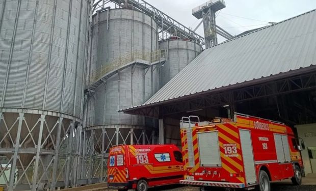 Para retirar os corpos dos jovens, foi necessário abrir a estrutura de metal por baixo e usar uma carreta. ( Foto: Corpo de Bombeiros/Divulgação)