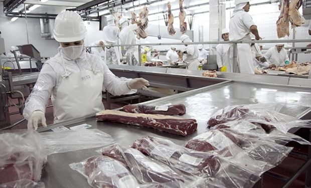 Los trabajadores de la carne acordaron un aumento salarial del 28 %