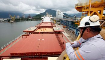 La soja operó con bajas a la espera de la decisión de China