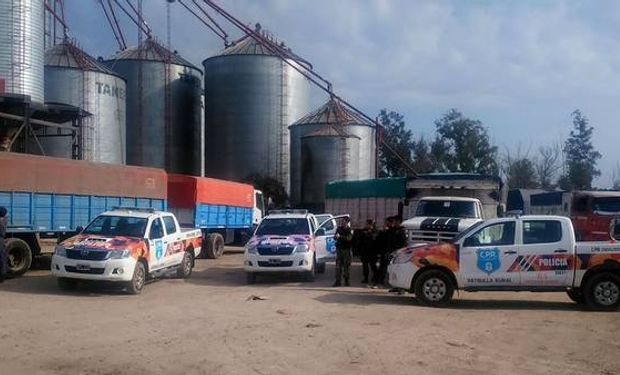 La Policía, en la planta de silos de la localidad de Olivera, Luján, donde se hizo el procedimiento y fue detenido el encargado, de 60 años.