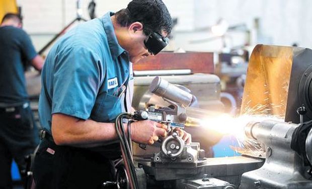 La industria cayó 4% en abril y cerró 9 meses de derrumbe