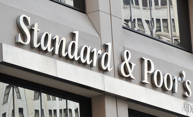 S&P bajó la nota de la deuda argentina en moneda extranjera