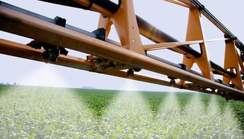 Se necesita hasta un 23% menos de soja para comprar glifosato: así evoluciona el poder de compra de los granos y el mercado de fertilizantes y agroquímicos